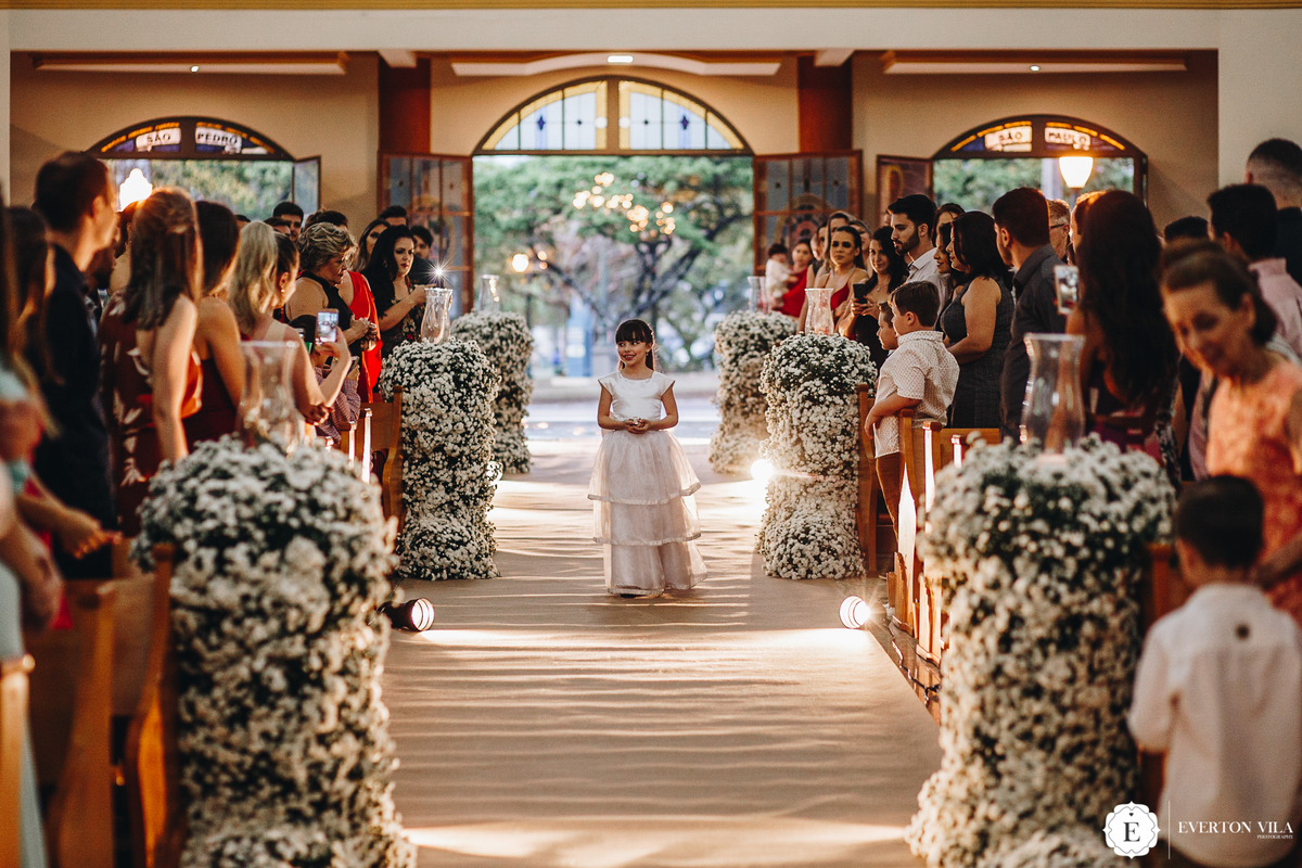 daminha com vestido de princesa leva as alianças para os noivos no casamento em cianorte