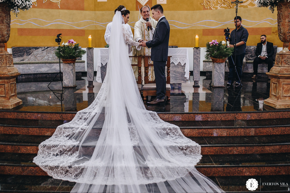 calda do vestido da noiva descendo pela escadaria da igreja em um lindo casamento clássico em cianorte parana. A noiva usa um lindo vestido do estilista sérgio gavioli de londrina