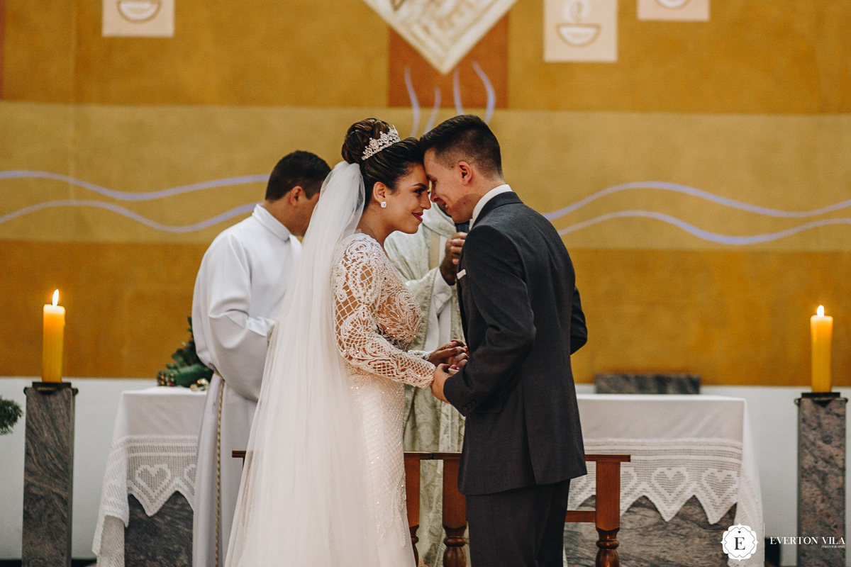 noiva emocionada com seu noivo no dia de seu casamento na igreja