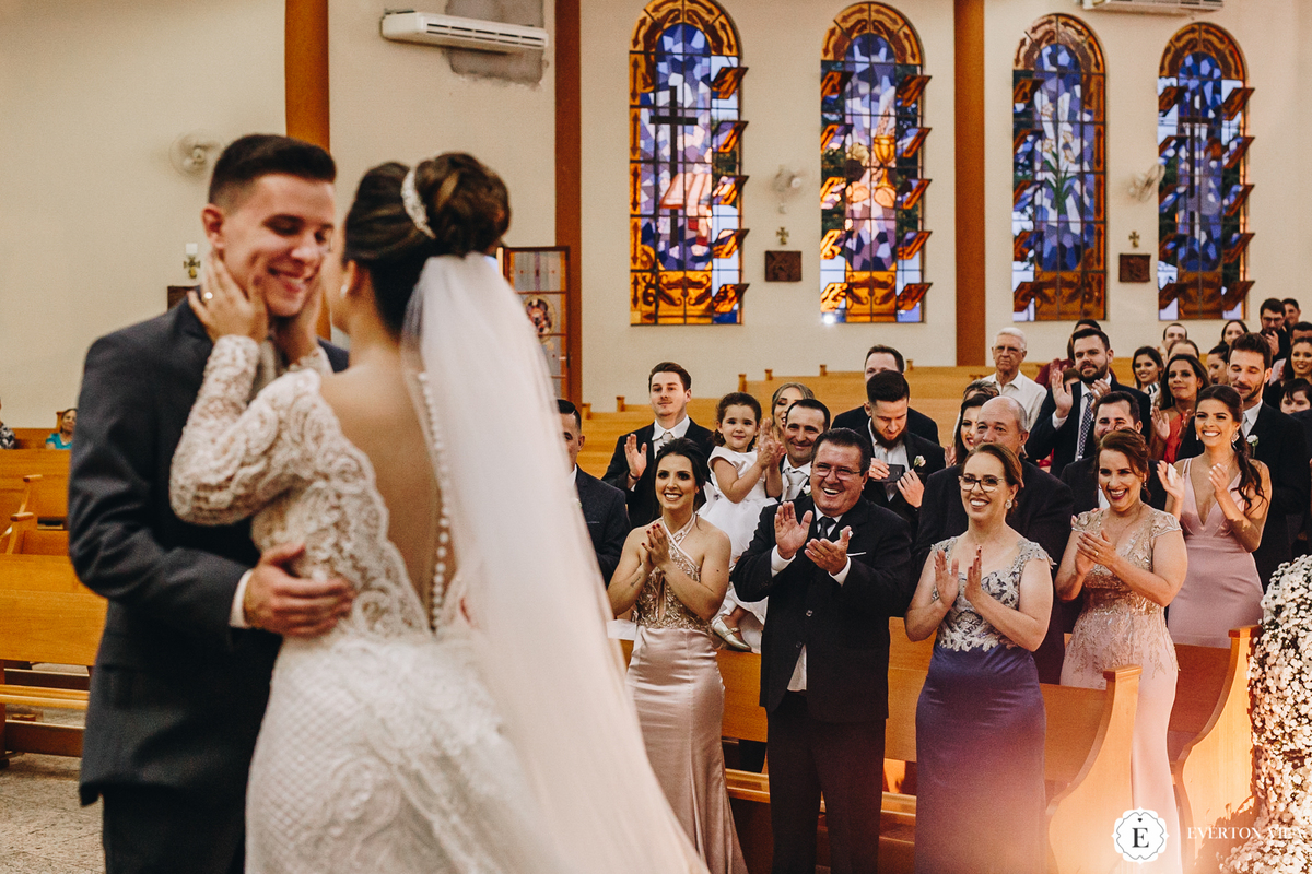 casal de noivos felizes em cerimonia clássica de casamento no parana