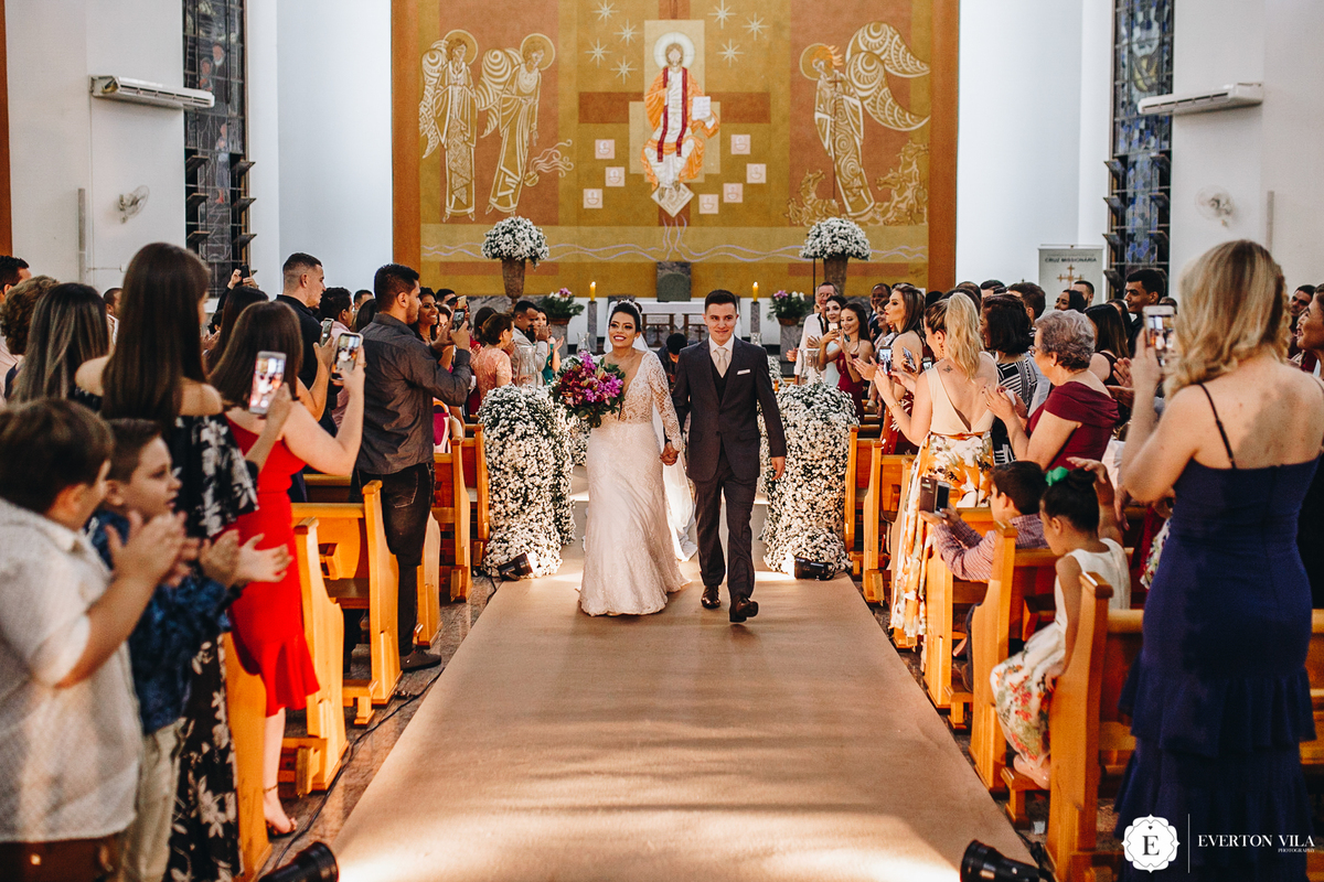 noiva com seu buque de orquídeas rochas em decoração da igreja clássica com flores verde e branco
