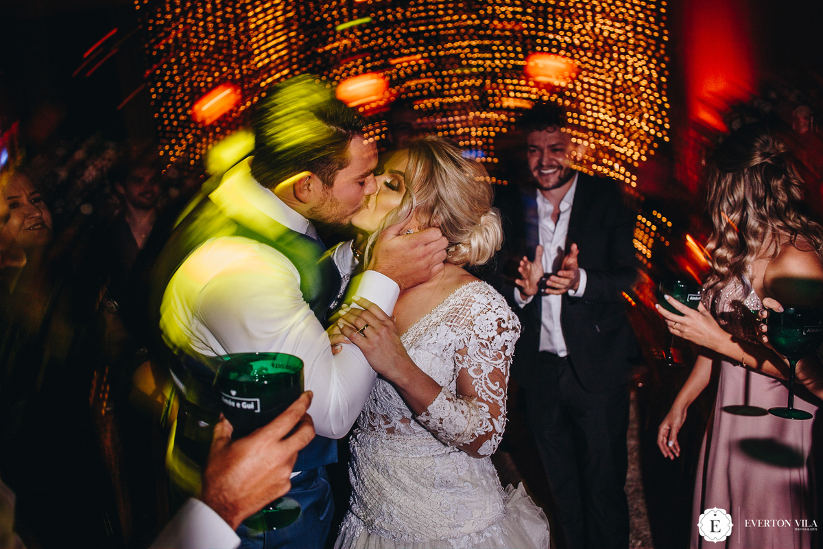 noivo e noiva se beijando em sua festa de casamento animada no noah club em maringa