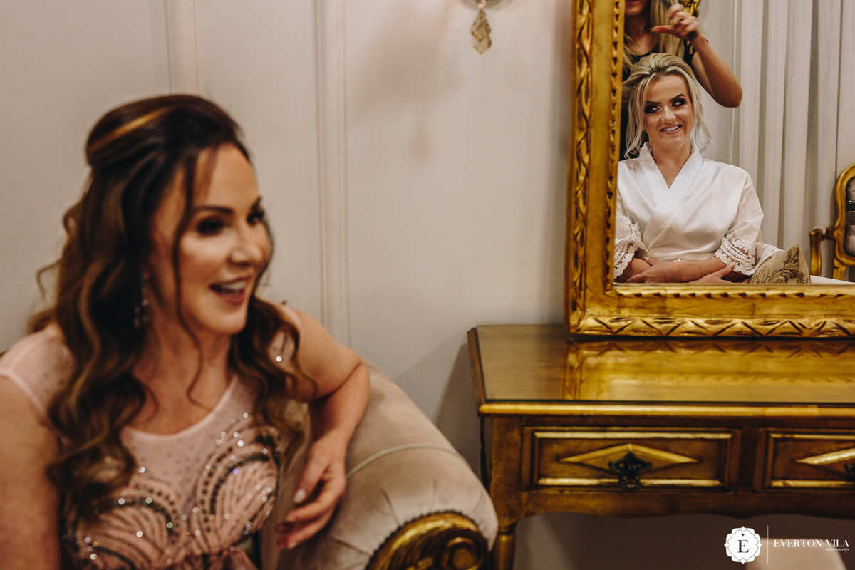 noiva aimee fazendo um lindo coque em seu cabelo para seu casamento 