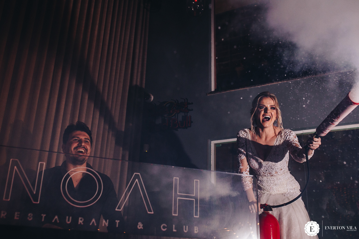 noiva aimee estoura extintor em sua festa de casamento na boate noah club na cidade de maringá