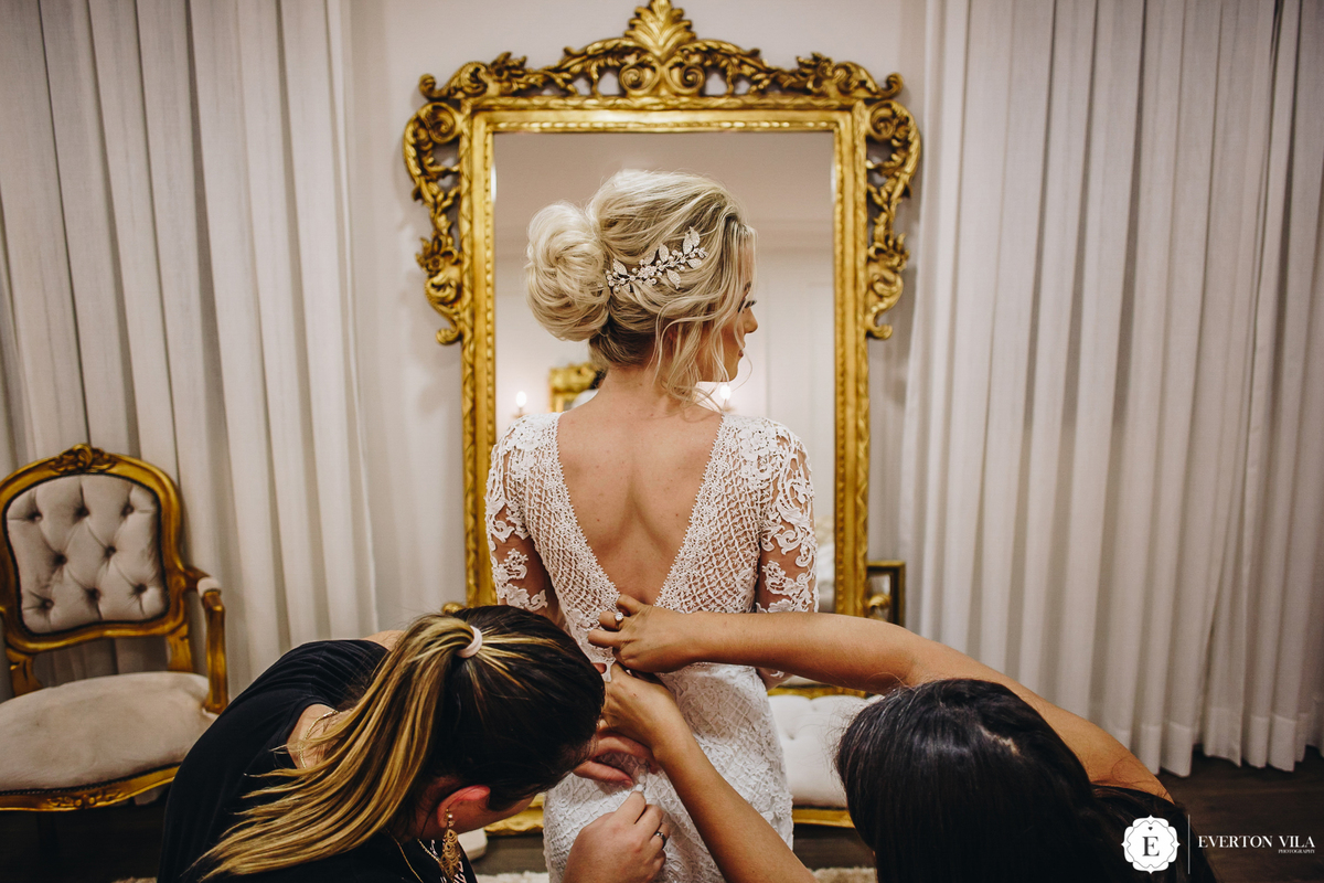 lindo coque clássico e despojado da noiva aimee com grinalda na lateral