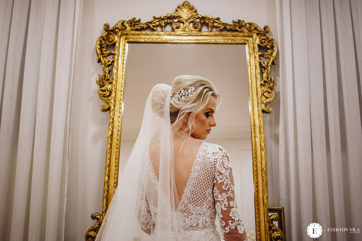 Aimee com seu vestido de noiva marbo coque despojado com veu e grinalda de maringa parana