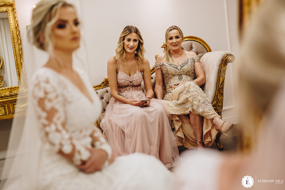 mae da noiva aimee com vestido nude bordado e irma da noiva com vestido rose