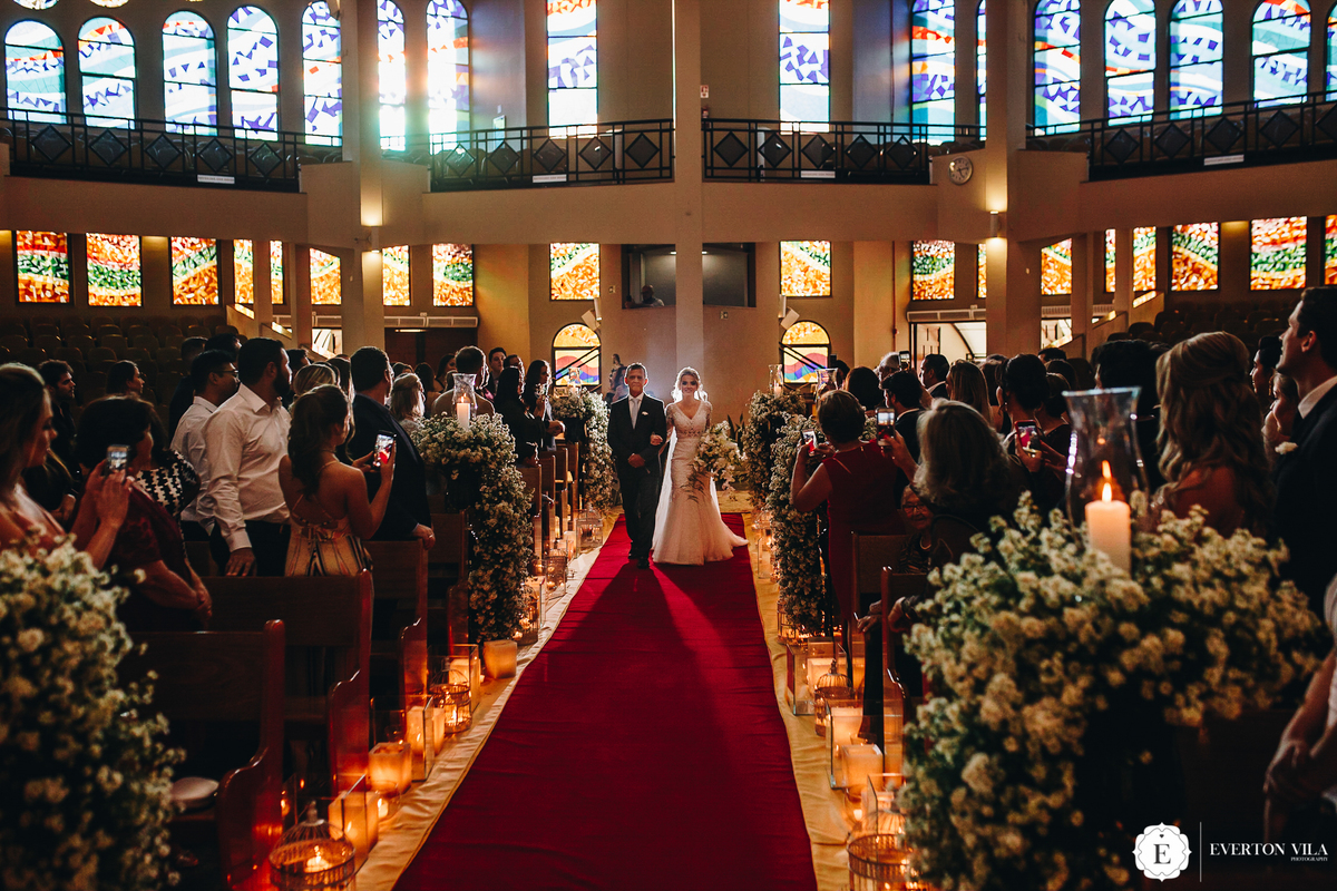 o momento mais esperado do casamento, noiva entrando na igreja em seu classico classico com decoração verde e branca