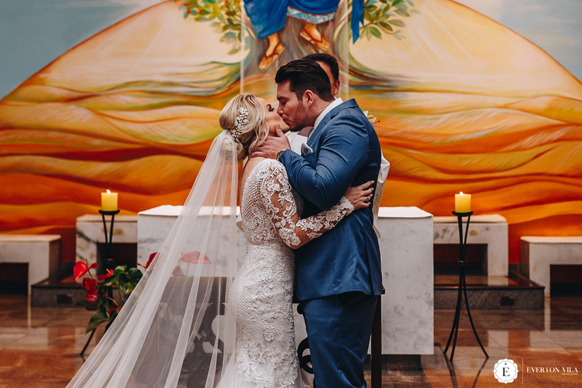 noivo beijando a noiva em seu casamento no classico 