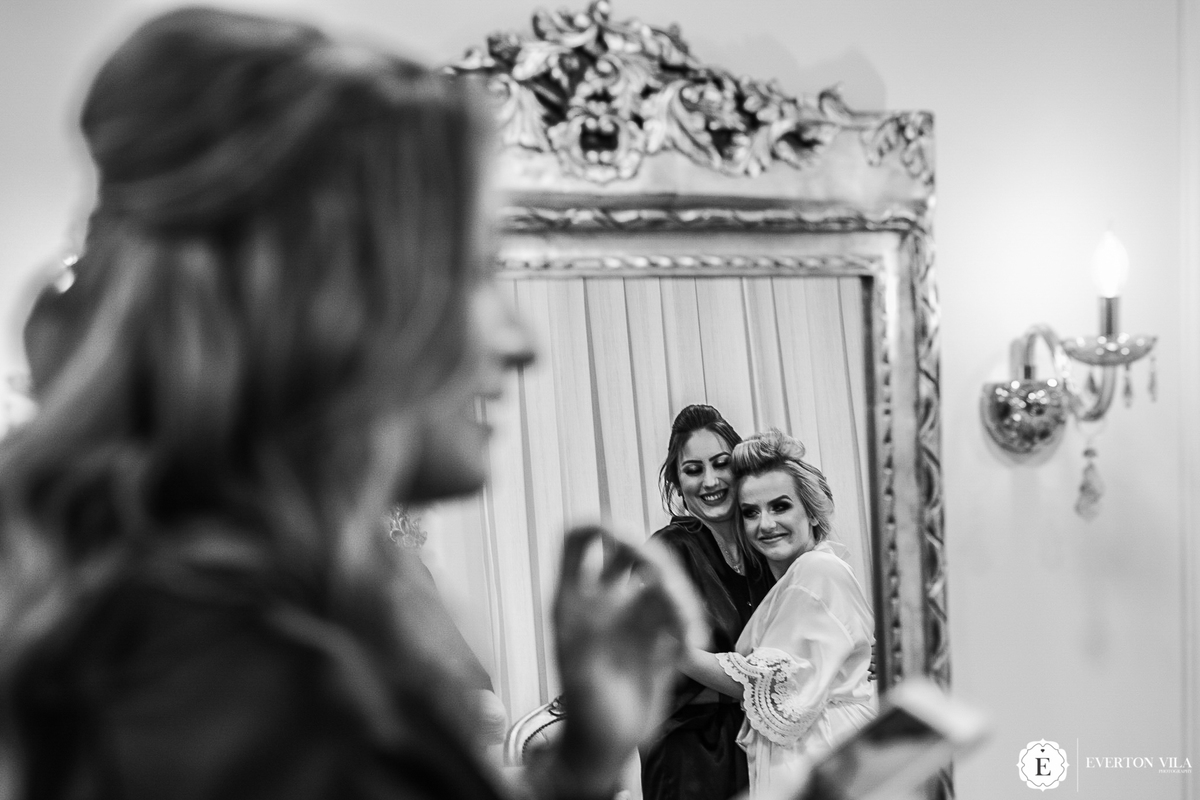 noiva com sua madrinha do dia de seu casamento em maringa pr