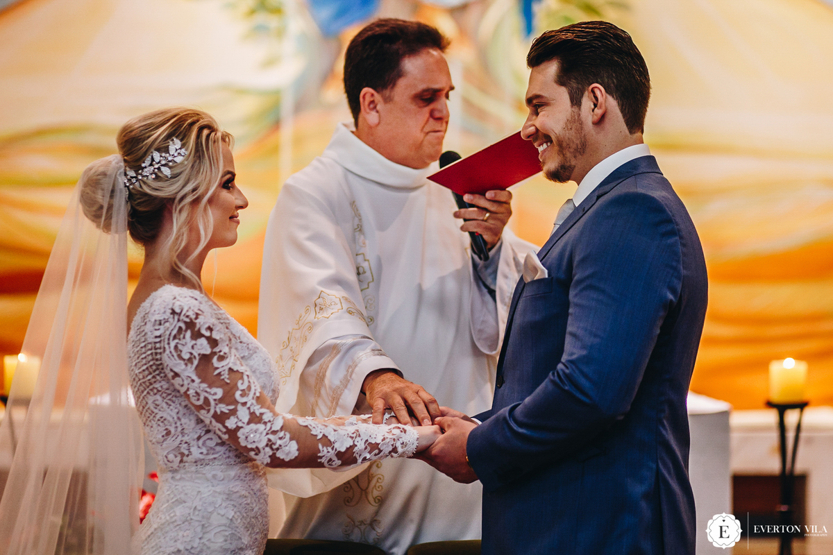 noivo e noiva felizes em casamento clássico na igreja em maringá pr