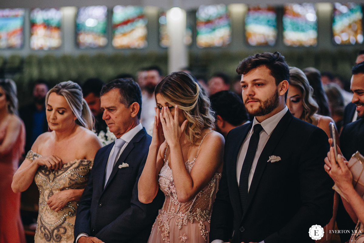 irma da noiva com vestido rose emocionada na cerimonia de casamento