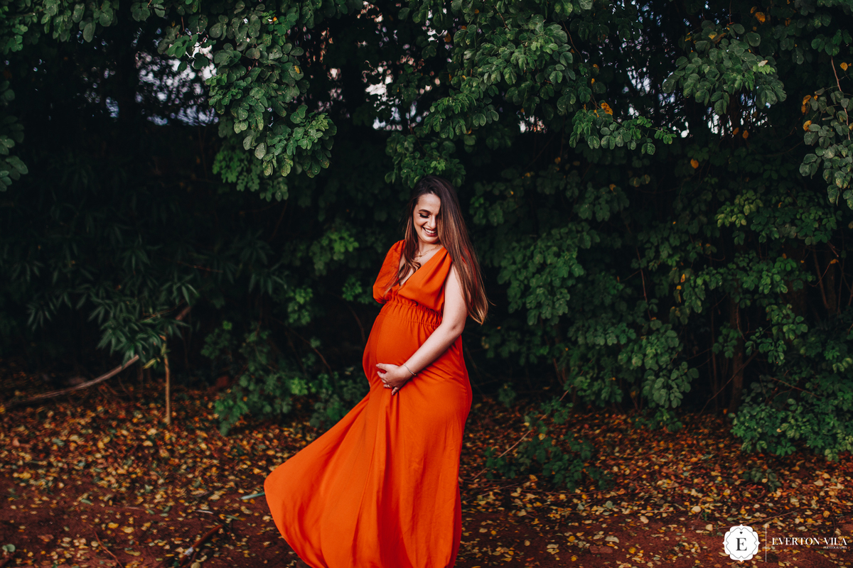 gestante com vestido longo em ensaio na natureza