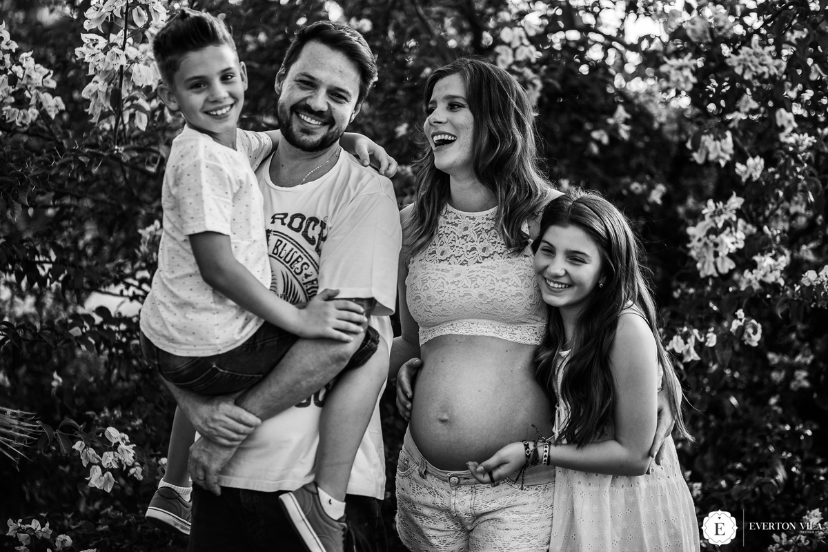 ensaio divertido de gestante em família