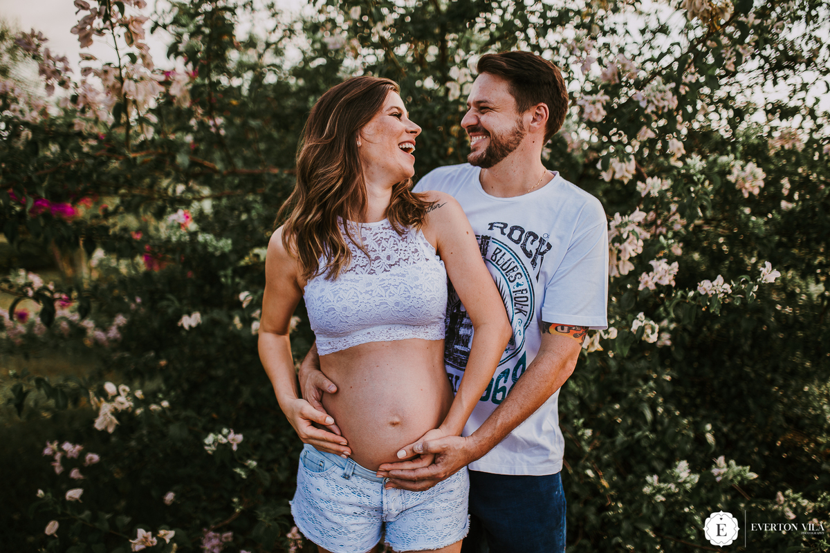 ensaio de gestante divertido feito no sítio em Cianorte-PR