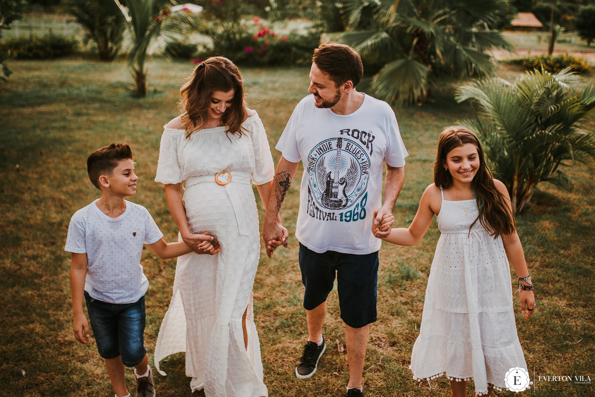 fotos de família feliz caminhando na natureza em Cianorte