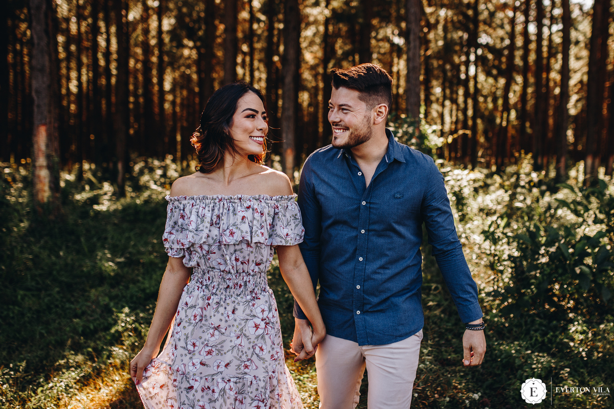 noivos lindos e felizes caminhando em floresta linda no Paraná