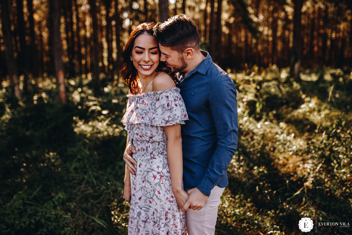 ensaio pré wedding romântico em floresta de Mauá da Serra