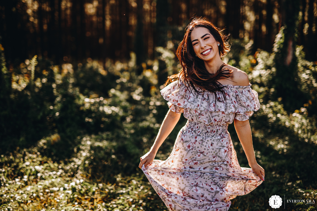 noiva linda rodando seu vestido florido em floresta no Paraná