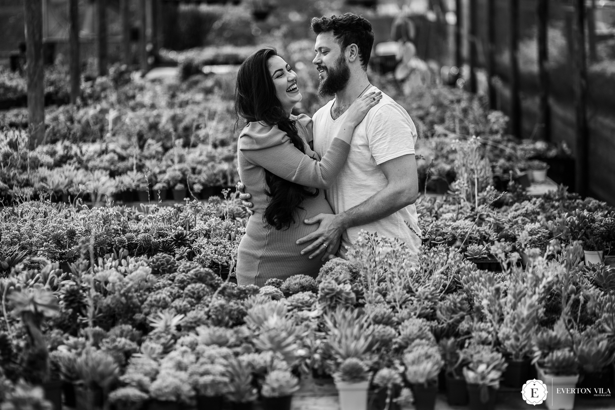 ensaio de gestante divertido em viveiro de plantas em Cianorte-PR