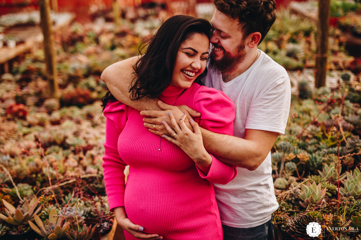 criativo ensaio de gestante em viveiro de plantas