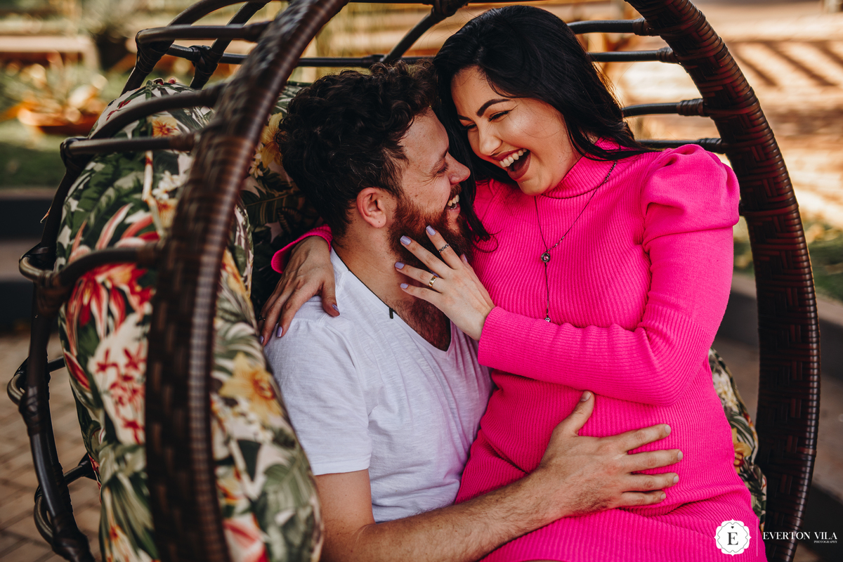 casal feliz sentados em balanço lindo em ensaio de fotos no Paraná