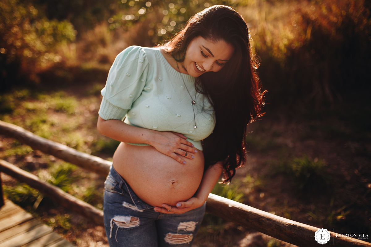 gestante linda usando cropped verde menta em ensaio de fotos em Cianorte