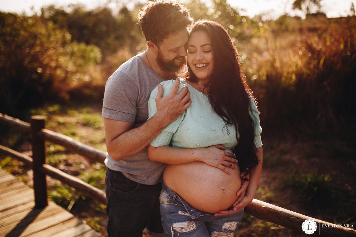 fotos criativas e diferentes para ensaio de gestante na natureza