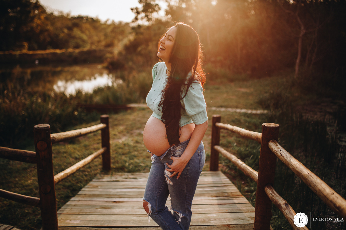 gestante  usando jeans com estilo em ensaio de fotos em Cianorte