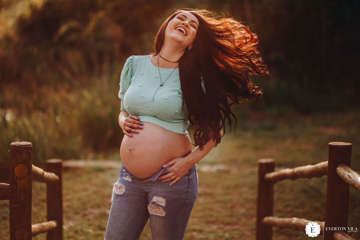 gestante linda com cabelos ao vento na natureza