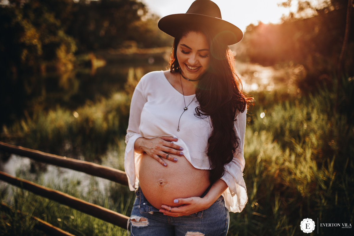inspirações de fotos com chapéu vintage em ensaio fotográfico