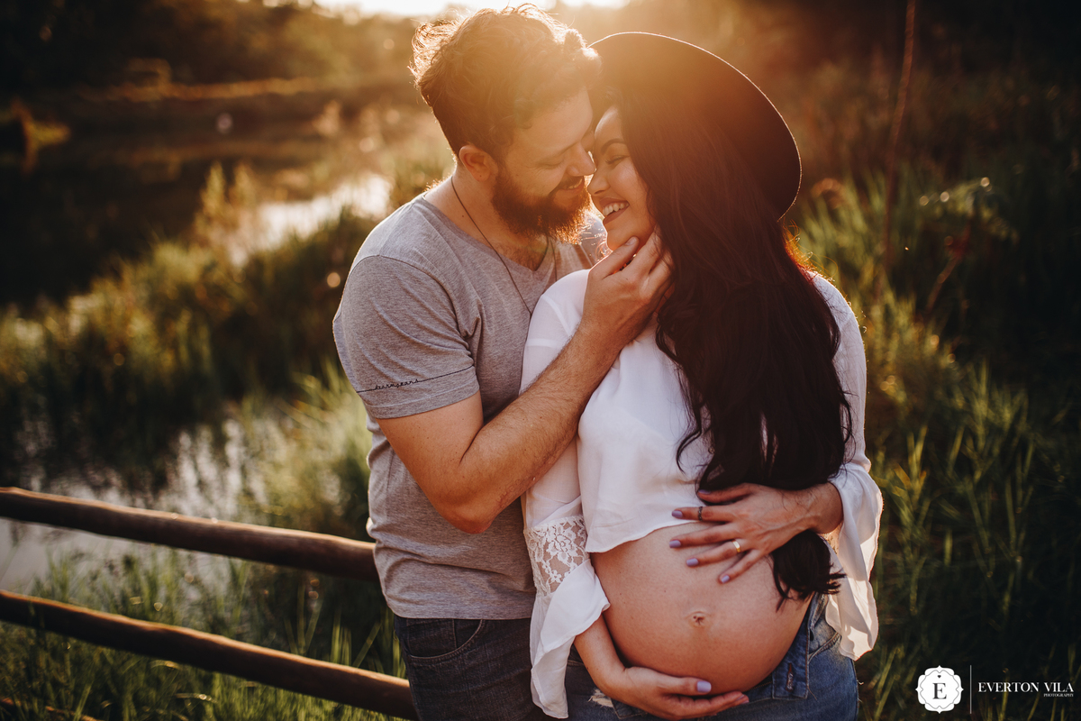casal estiloso usando jeans em ensaio de gestante 