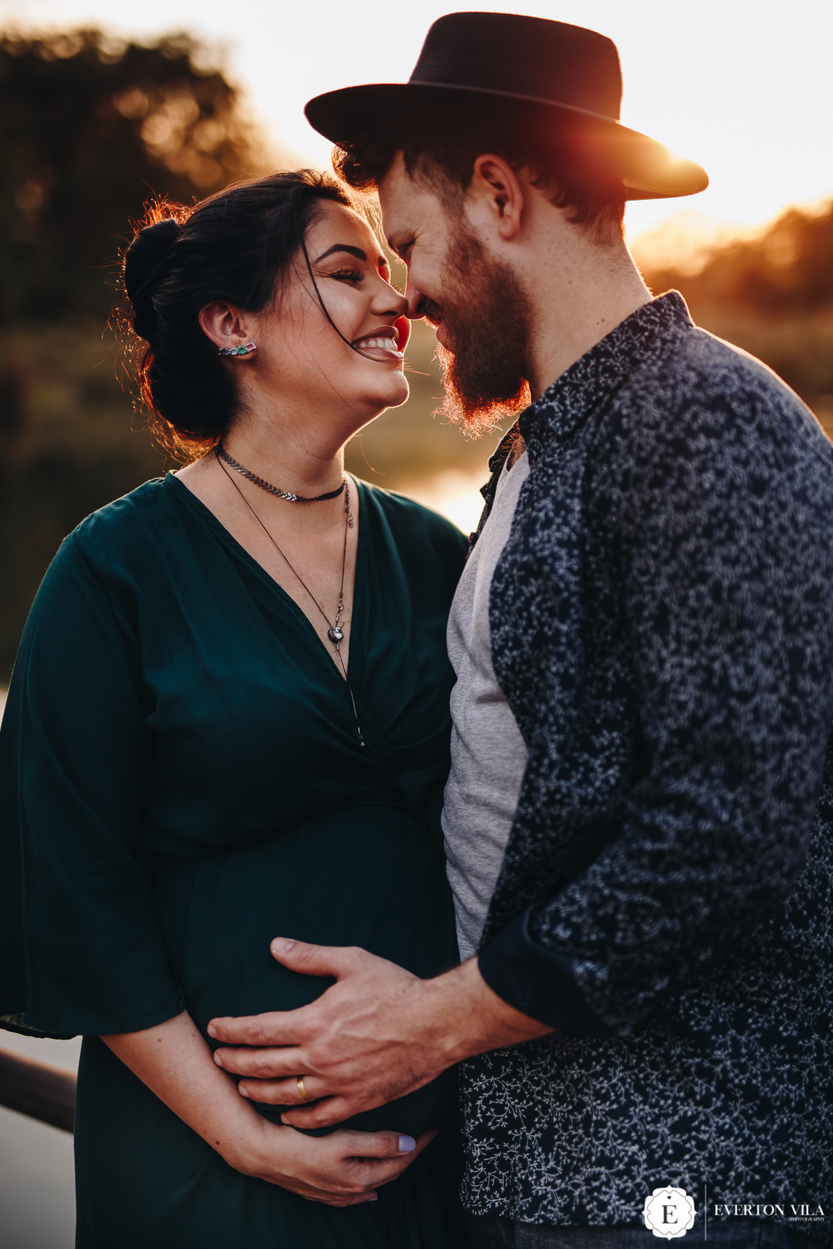 linda inspiração de roupas leves para ensaio de gestante na natureza