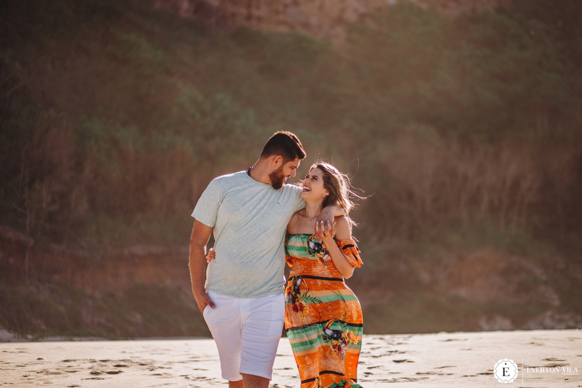 roupas lindas e alegres para seu ensaio pré wedding na praia no Brasil