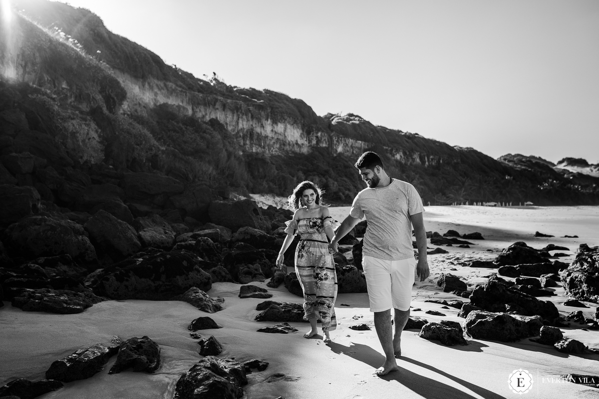 noivos andando pelas pedras da praia de Natal em ensaio pré wedding