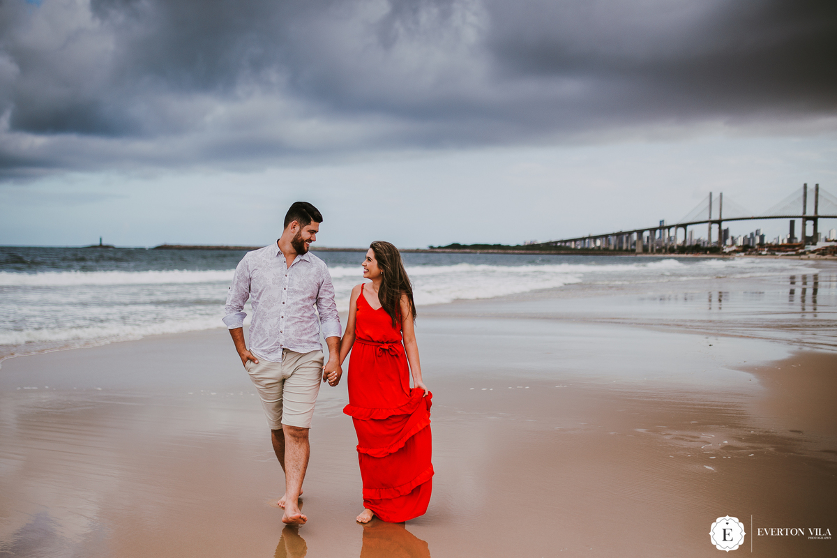 noiva segurando seu vestido em praia da Pipa no Nordeste