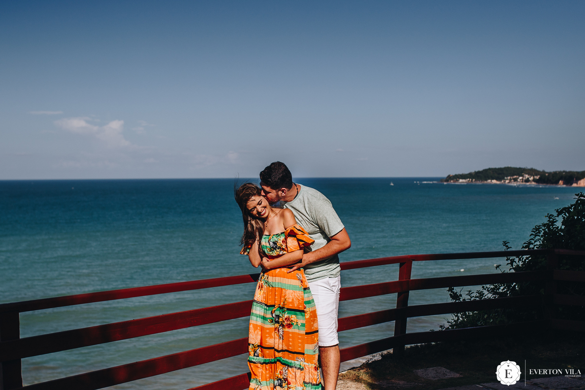 noivos muito felizes em seu ensaio pré wedding no Nordeste