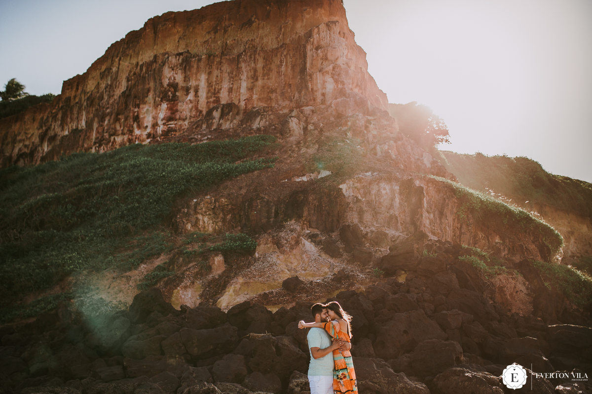 noivos estilosos com roupas leves abraçados na praia da Pipa em Natal