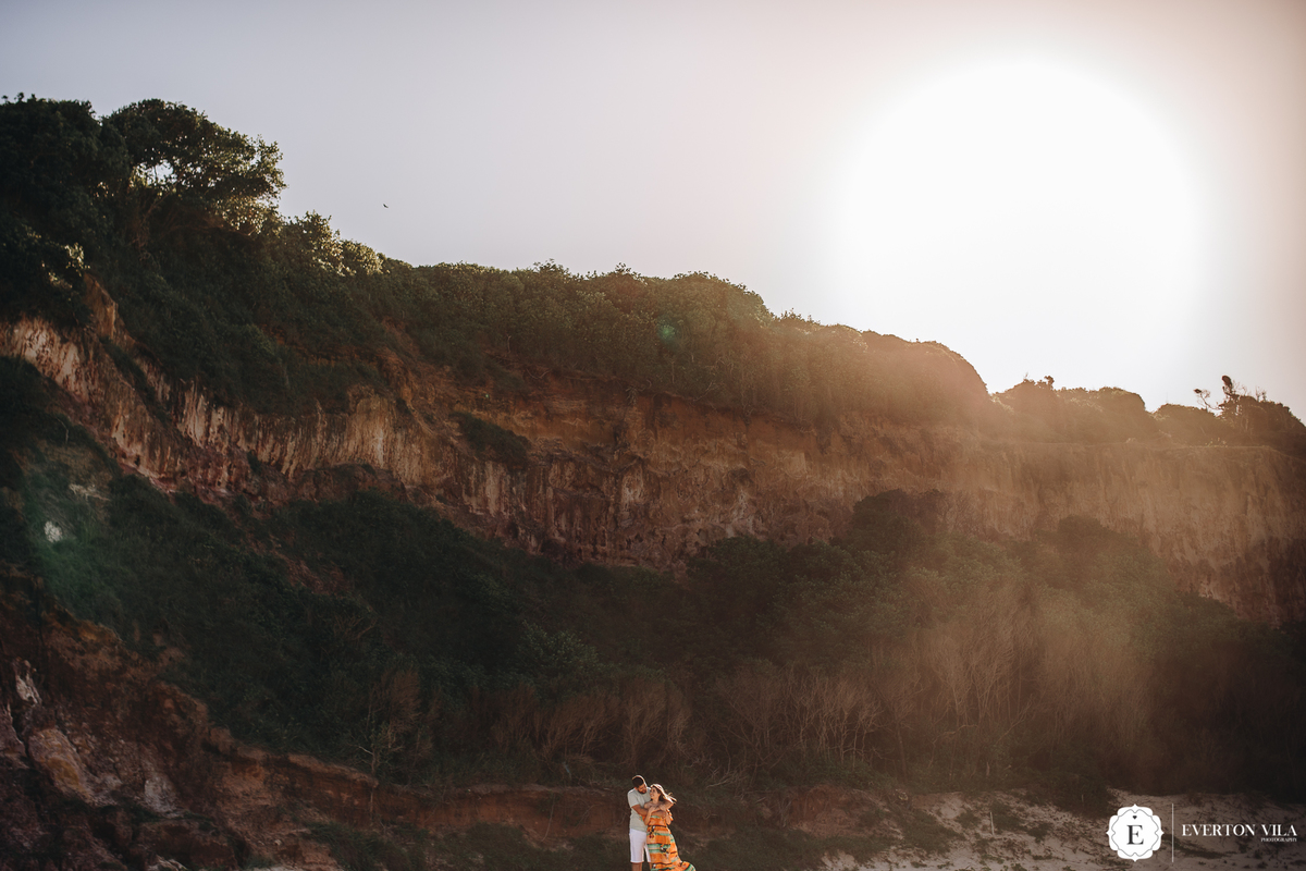 noivo com sua noiva no colo em uma paisagem incrível no Nordeste