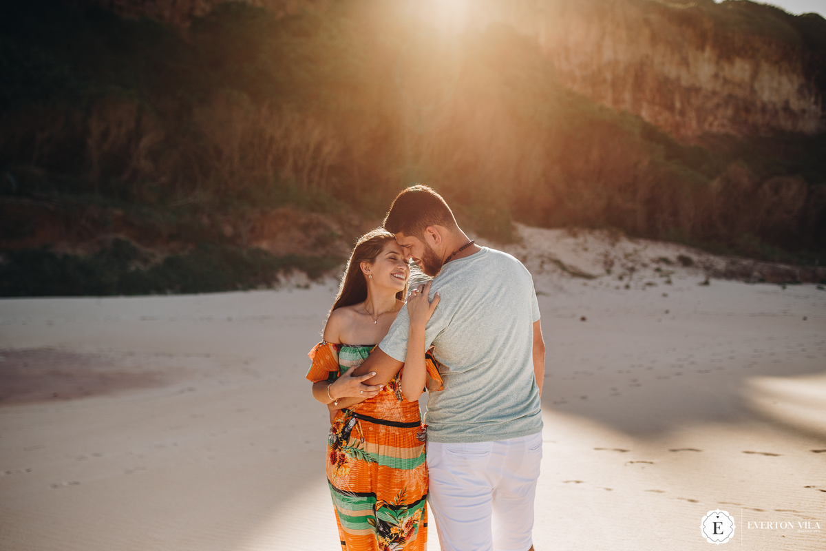 noivos abraçados em praia da Pipa em Natal
