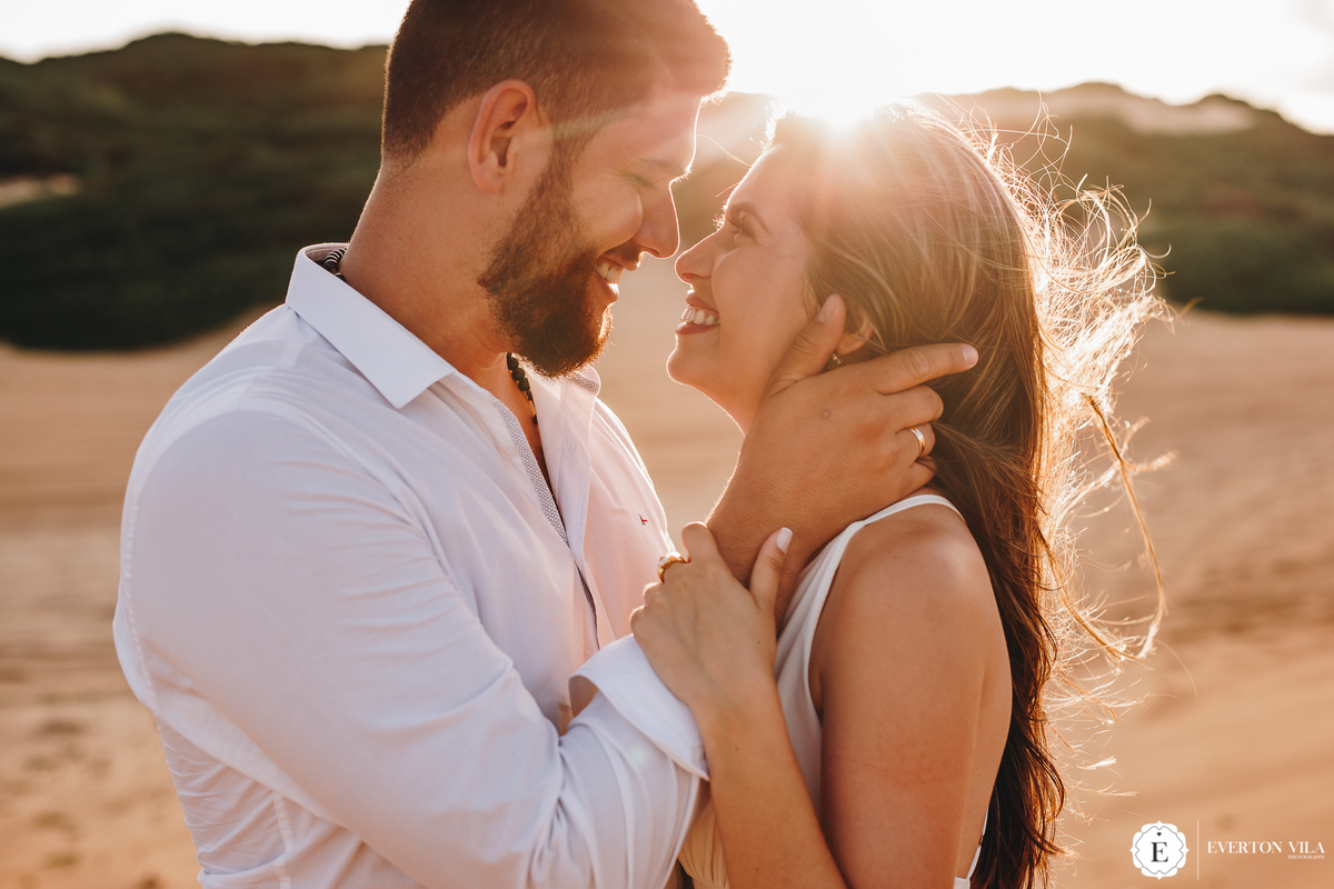 casal com roupas claras para ensaio pré wedding no Rio Grande do Norte