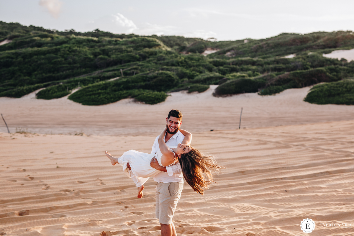 ensaio pré casamento lindo e leve nas dunas de Genipabu no Nordeste