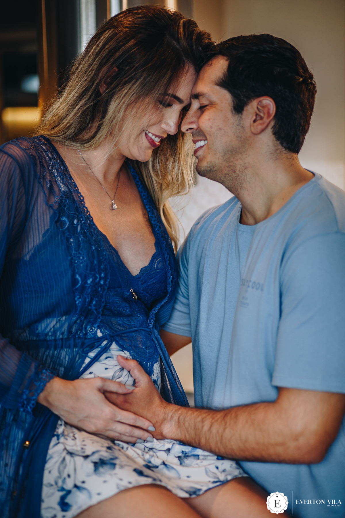 gestante linda com seu marido em sessão de fotos