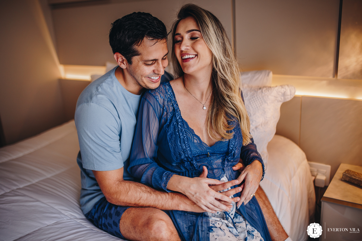 lindo casal de gestante em fotos de pijama em casa