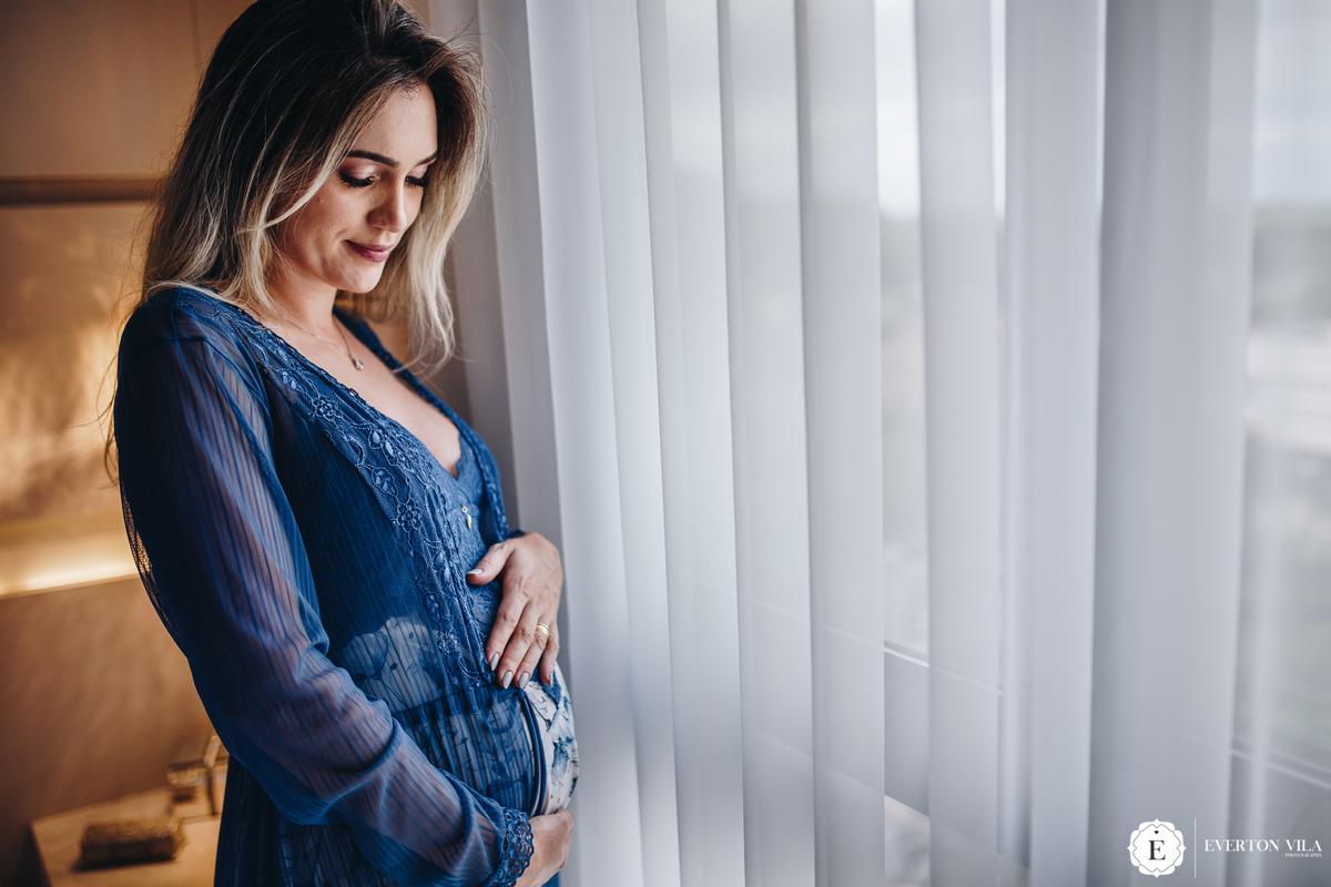 linda gestante com camisola em sessão de fotos em casa
