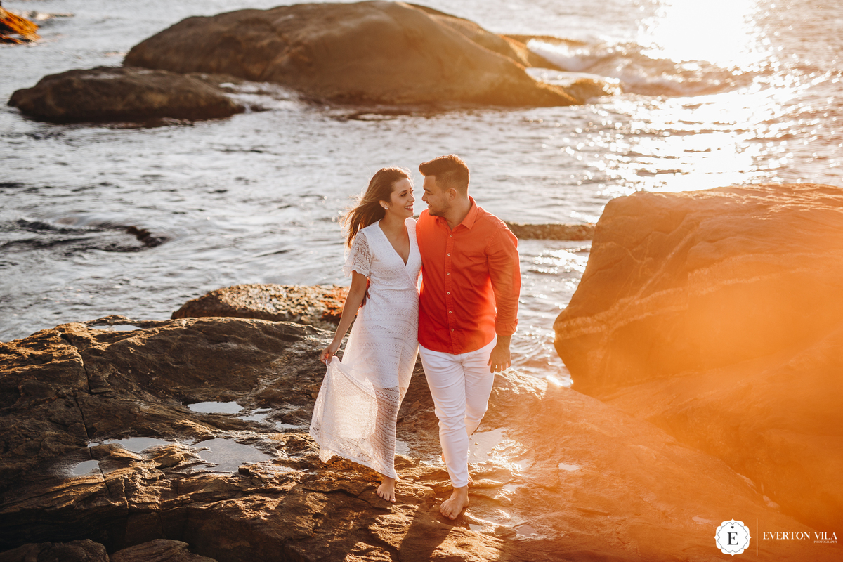 casal lindo andando em pedras na praia de santa catarina