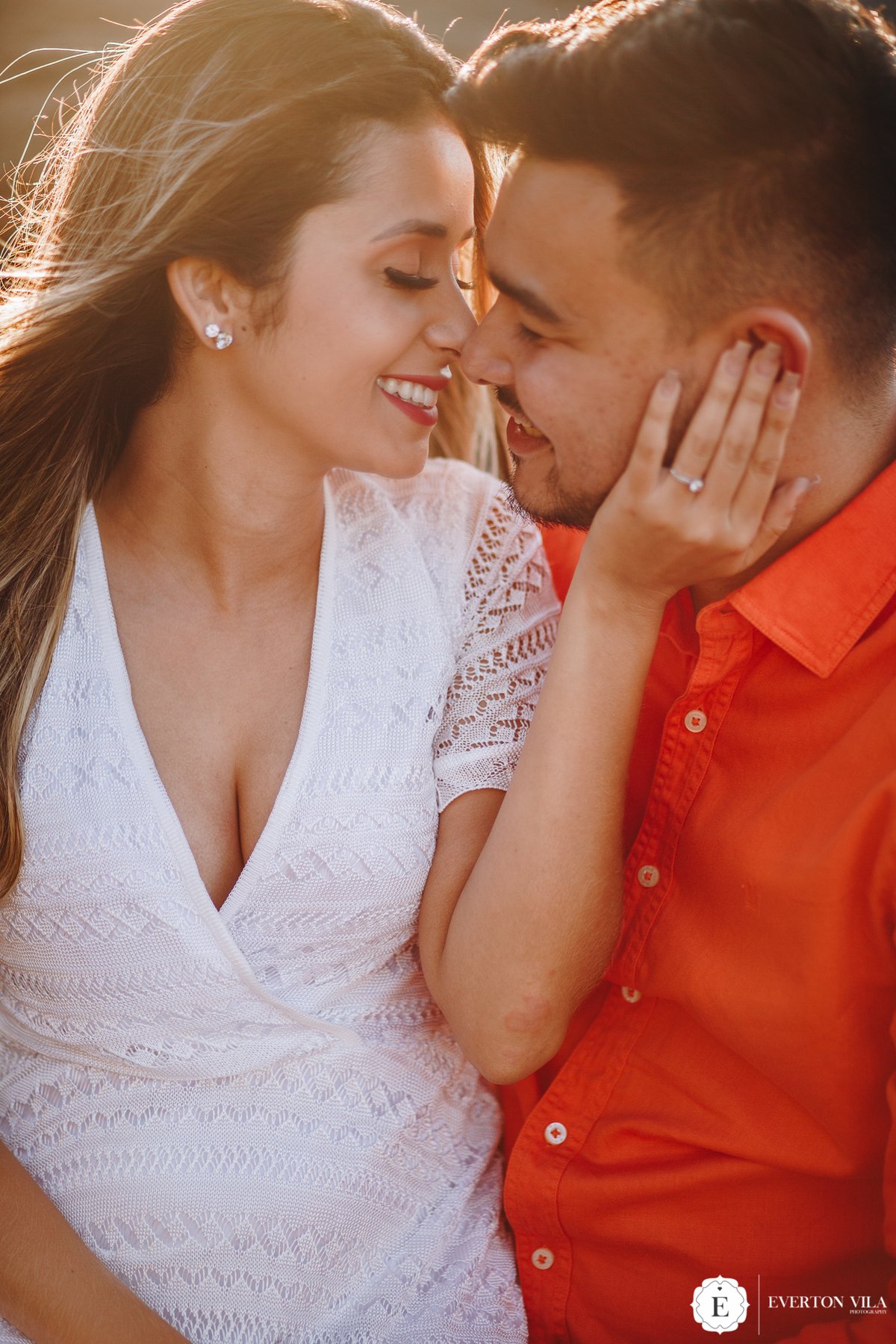 casal apaixonado em sessão de fotos na praia