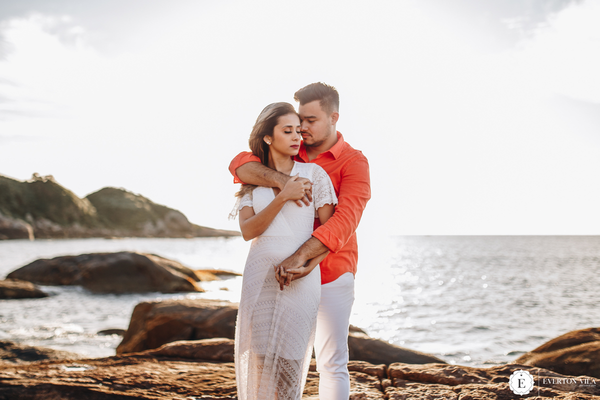 inspirações de roupas leves para ensaio de casal na praia