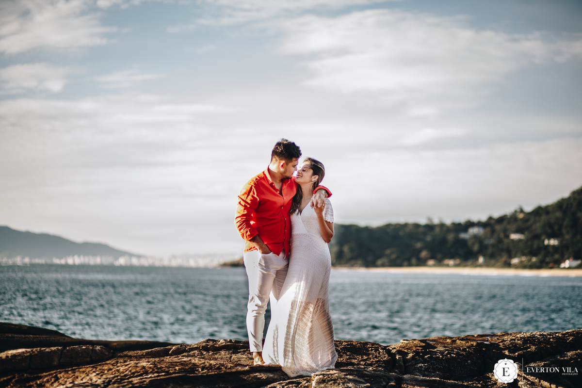 lindo casal apaixonado em praia de santa catarina