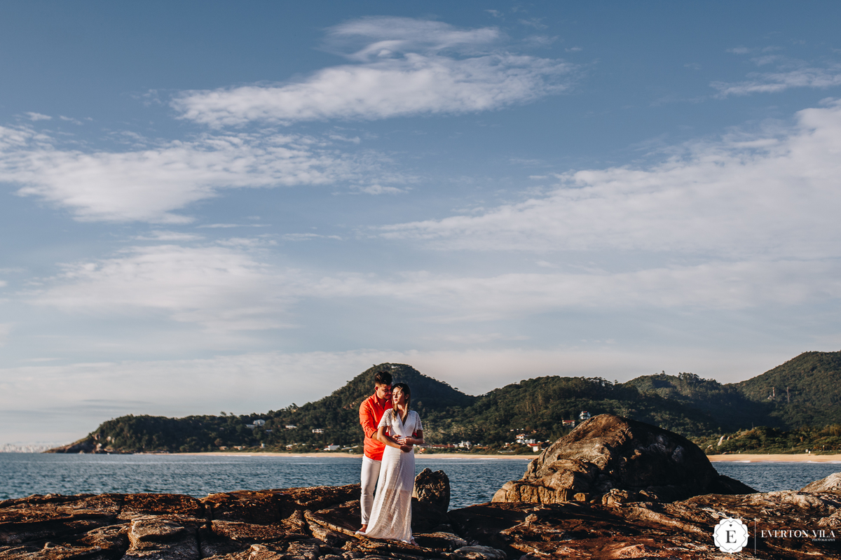 casal abraçados em praia do estaleiro em balneário camboriú